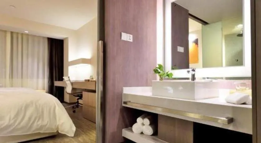 Jinjiang Metropolo Shanghai Xujiahui Nanhuating Hotel 4*,  China